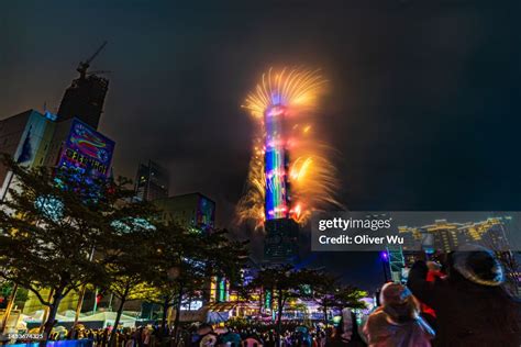 Taipei 101 2023 New Year Fireworks High-Res Stock Photo - Getty Images