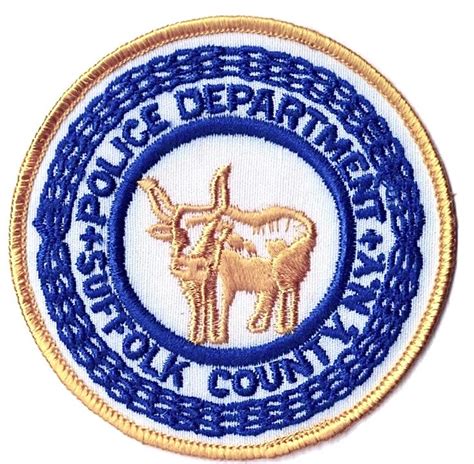 ‪Suffolk County New York police patch; https://insigniaonline.es