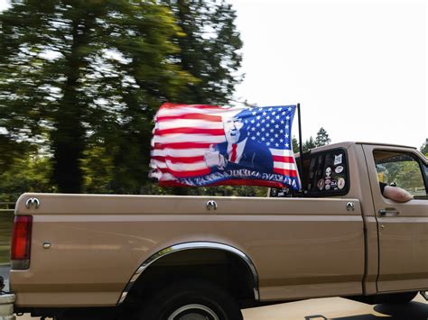 Large trump, flag, truck etched wood - munimoro.gob.pe