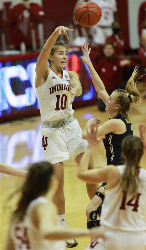 Gallery: IU women’s basketball vs Michigan – The Bloomingtonian