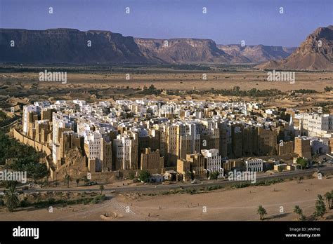 Yemen, wadi Hadramaut, Schibam, town overview, the Near East, Shibam, Yemen, East, Hadhramaut ...