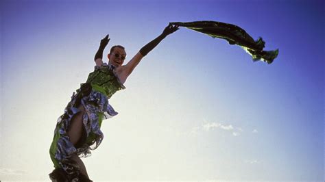 Prêmios de "Priscilla, a Rainha do Deserto" - DVD, sofá e pipoca