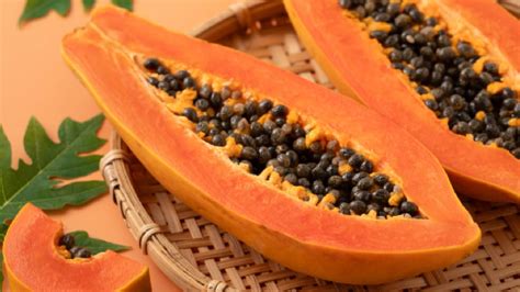 How to eat papaya seeds? 10 ways to add them to your diet | HealthShot