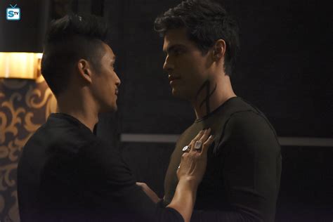 Shadowhunters - Season 2 - 2x07 - Promotional Stills - Magnus Bane foto ...