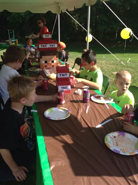 Minecraft table decorations | Minecraft table, Minecraft pinata, 10th birthday party