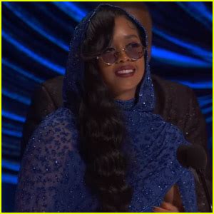 H.E.R. Wins Best Original Song for ‘Fight For You’ at Oscars 2021 ...