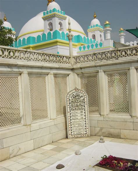 Aurangzeb's tomb in Maharashtra closed for 5 days amid row - Rediff.com ...