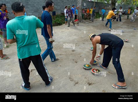 Indonesia, Lombok, Spinning top competition Stock Photo - Alamy