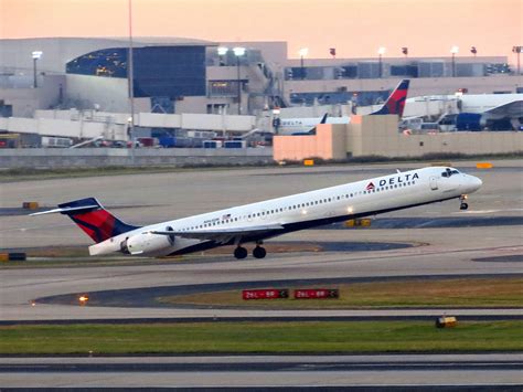 Delta McDonnel Douglas MD-90 at Washington on Apr 20th 2013, smoke from landing gear during roll ...