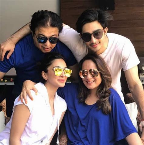 Steal Cool Shades From Kiara Advani And Her Family To Look Sizzling