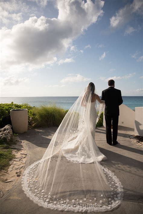 Destination wedding in Antigua. Photography by Ira Lippke Studios | Beach wedding, Wedding ...