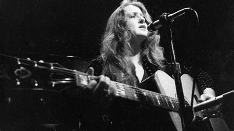 10 Best Bonnie Raitt Songs of All Time - Singersroom.com