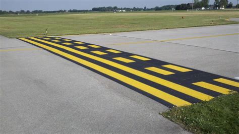 Perdidos en tierra… Conoce las marcas y señales en un aeropuerto - Transponder 1200 | Aviation ...