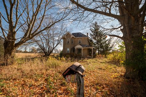 Exploring an Abandoned House in Ontario Canada | FREAKTOGRAPHY