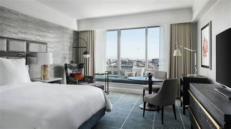 San Francisco Luxury Suites & Rooms | City & Bay View | Four Seasons