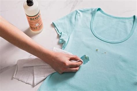 How to Get Oil and Grease Stains Out of Clothes in 2020 | Grease stains, Remove oil stains ...