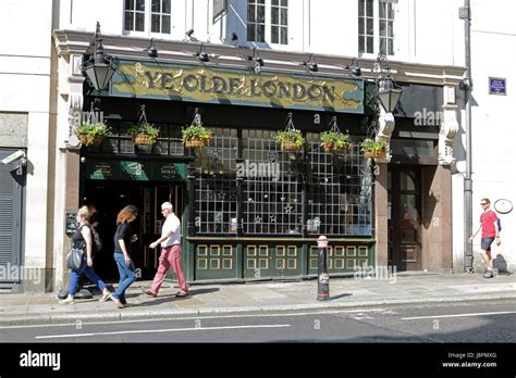 Ye olde london hi-res stock photography and images - Alamy