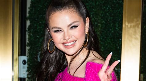 Selena Gomez Uses a $478 Serum to Take Off Her Makeup — See Video | Allure