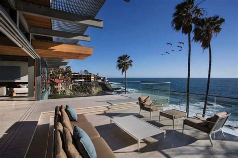 Minimalist beach house perched on a cliff in Laguna Beach