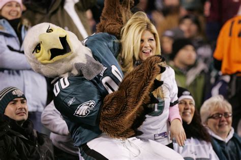 Eagles fans trash Packers fan's car - UPI.com