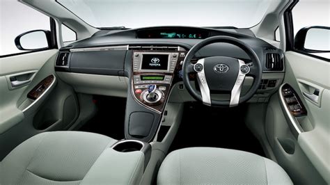 Image: 2014 Toyota Prius Plug-In Hybrid interior (Japanese version)., size: 800 x 449, type: gif ...