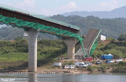 2 killed, 12 injured in S. Korean bridge collapse