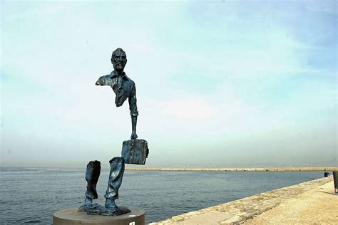 25 Incredible Sculptures That Defy Gravity