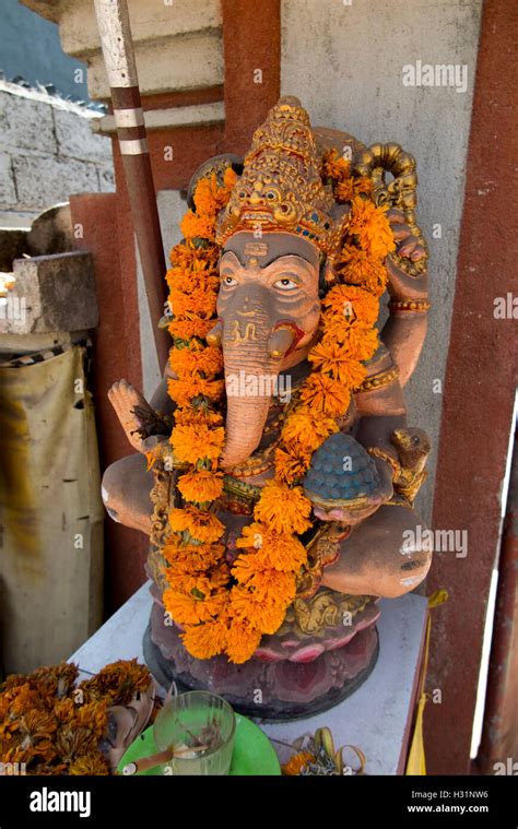 Hindu shrine home hi-res stock photography and images - Alamy