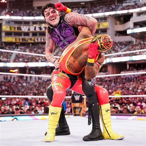 Rey Mysterio vs. Dominik Mysterio | Wrestlemania (Night 1) | April 1, 2023 - WWE Photo (44878356 ...