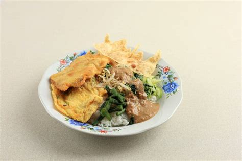 Sego Pecel, Rice with Steamed Vegatable and Spicy Peanut Sauce Stock ...