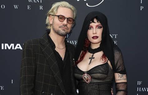 Halsey and boyfriend Alev Aydin make red carpet debut [Video]