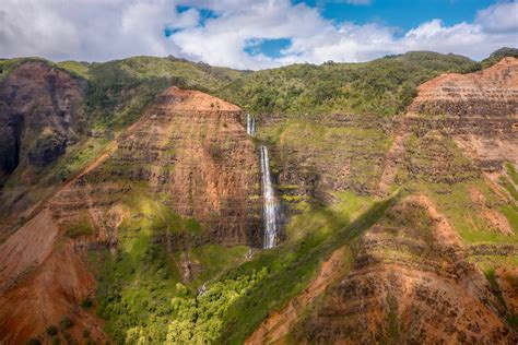 The 5 Best Hiking Trails on Kauaʻi in 2021 - Hawaii Magazine