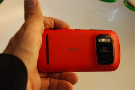 Nokia conquers the camera phone with the 808 PureView (photos) - CNET