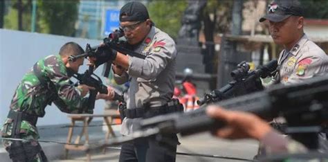 Polisi-Tentara Tembak-tembakan, DPR: Kita Lagi Lawan Virus Corona!