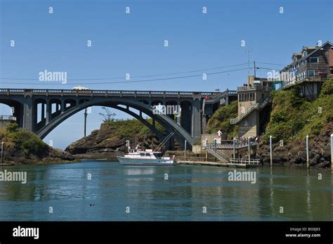 Depoe Bay Bridge and the "World's Smallest Harbor"; central Oregon Coast Stock Photo - Alamy