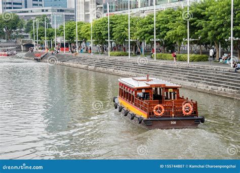 River Cruise Sails in the Singapore River Along the Bank of Clarke Quay ...