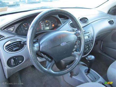 Medium Graphite Grey Interior 2001 Ford Focus SE Sedan Photo #42870946 ...