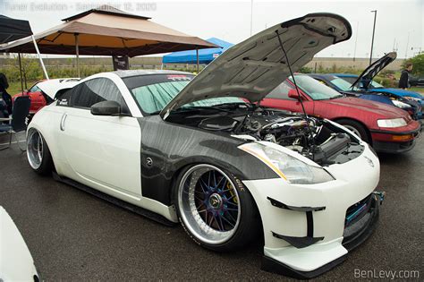 White Nissan 350Z with Carbon Fiber Fender - BenLevy.com