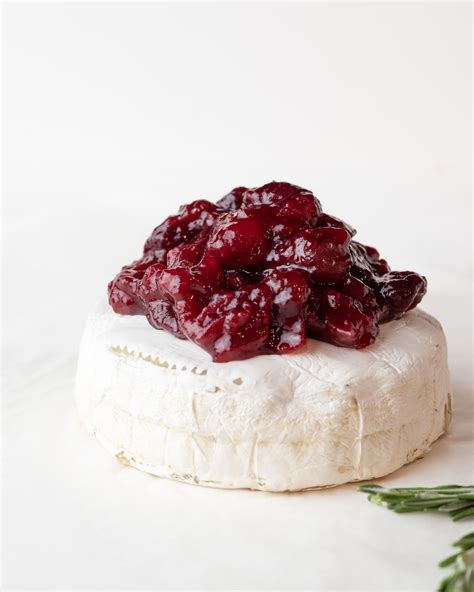 Cranberry Baked Brie (Easy Holiday Appetizer!)