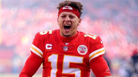 Patrick Mahomes Gets Roasted Over Viral Shirtless Look: 'Dad Bod ...