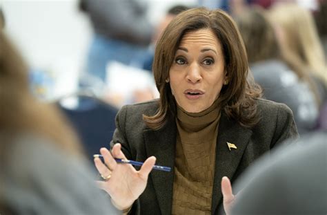 Joe Biden Should Do More to Reassure Voters About Kamala Harris - Bloomberg