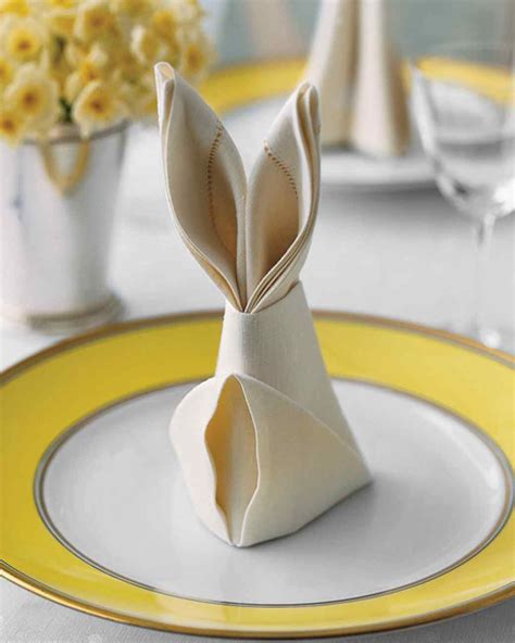 How to Make a Bunny Napkin Fold | Mesa de pascua, Centro de mesa de ...