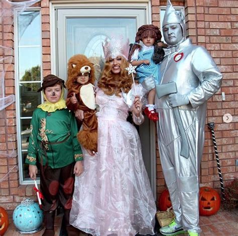 The Wizard of Oz | Family Halloween Costumes 2018 | POPSUGAR Family ...