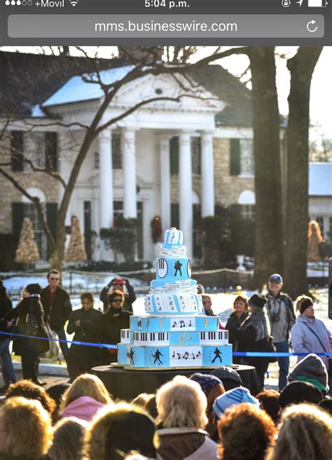 Elvis Birthday 2017💕🌟🎉 Hundreds of fans gathered at Elvis Presley's Graceland in Memphis to ...