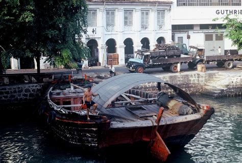 1971 - Tongkang at Singapore river bank -SMHIG | Singapore photos, Singapore river, Singapore