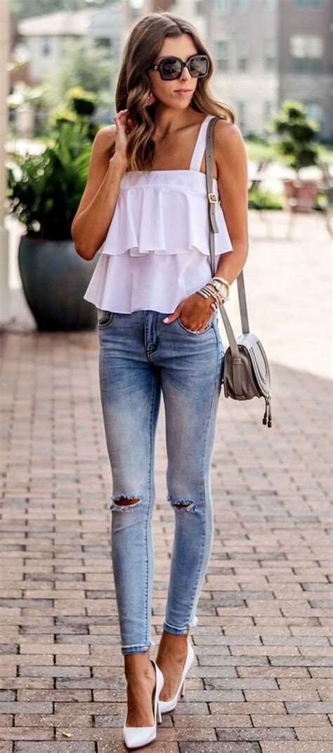 how to wear a pair of white heels : white top + bag + rippe jeans ...