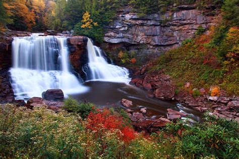 black-waterfalls-evening-foliage.jpg (5616×3744)