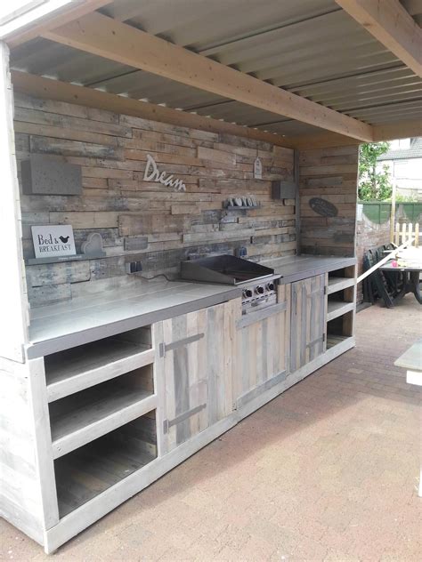 Awesome Pallet Outdoor Kitchen #kitchen #outdoor #recyclingwoodpallets 4 meters outdoor kitchen ...