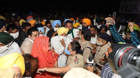 Farm bills protest: Akali Dal's Sukhbir, Harsimrat Badal briefly detained in Chandigarh, police ...