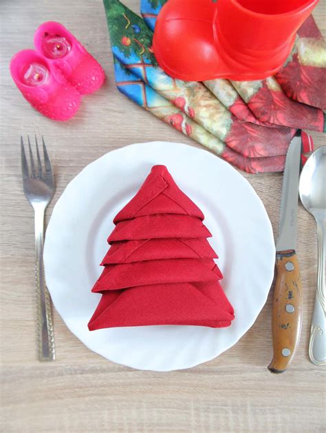 Christmas Tree Napkin Folding Tutorial | DIYIdeaCenter.com